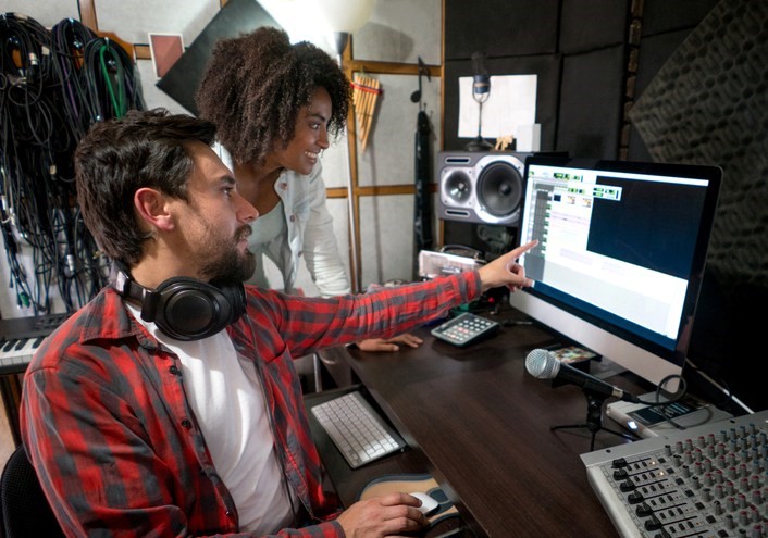 A person and person looking at a computer screen
AI-generated content may be incorrect.